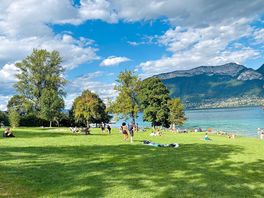 Plage juste à la sortie du camping
