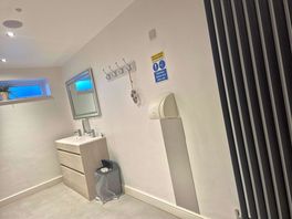 Large bathroom 2x lrg showers 2x toilets