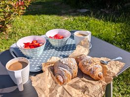 Breakfast in the sunshine
