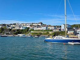 5 min drive to new quay