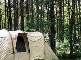 Zo sta je op het grote veld waar jezelf mag kiezen waar je staat.