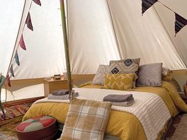 Super cosy, lots of blankets provided, lovely decor