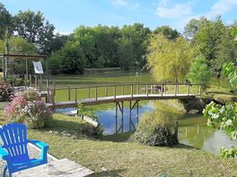 Puente sobre el laguito junto al bar