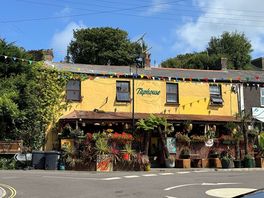 Nice taverna, & lovely pub close by.