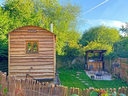Hut with an outdoor kitchen in the private garden