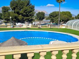 Piscine vue de la terrasse du bar