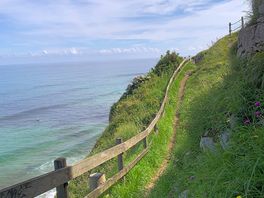 Chemin reliant les deux plages