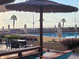 Vue sur piscine et mer
