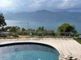Pool mit liegen und hängematte