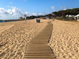 The boardwalk to the town