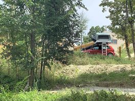 Tente de toit + voiture sur un emplacement de camping