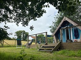 Het huisje vanuit het meertje gezien.