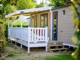 Profitez d’un moment détente sur votre terrasse semi-couverte.