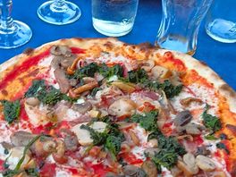 Restaurant pizza