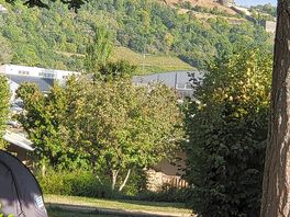 Vue imprenable sur les ruines du château de tournoël.