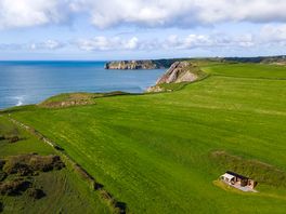 Views of the coast overlooking San Top shepherd's hut