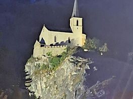 Een kerk in de avond, dichtbij, is naar toe te lopen.