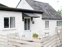 Y Beudy lodge exterior