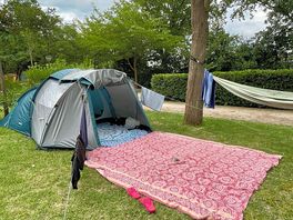 La piazzola. noi ci siamo sistemati con auto, tenda spaziosa, tavolo + sedie e amaca