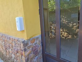 Entrada al aseo con dosificador de gel desinfectante