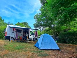 Pitch für camper und reichlich platz für ein zelt