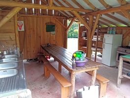 L'espace vaisselle et cuisine en libre-service, avec table et vaisselle à disposition