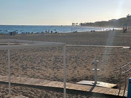 Pool und die begehbaren hügel rechts und links von der bucht, den strand.