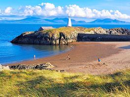The beach on the other side of the island... spectacular views.