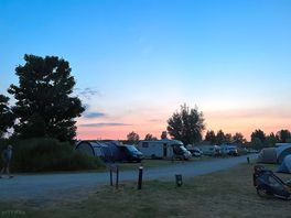 Campingplatz im sonnenuntergang
