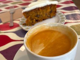 ☕️👍elm farm flat white java and carrot cake yummy 😋