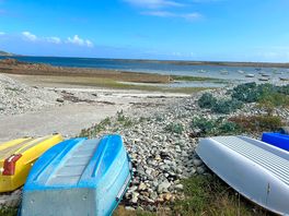 Direct access to pebble beach