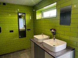 Toilets/showers