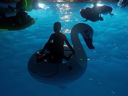 Noche de fiesta en la piscina