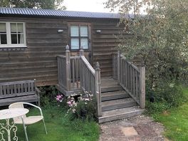 Lodge with bedroom and en-suite