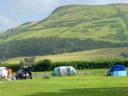 Wide open site with plenty of room for weekend influx of tents, leaving large area for play