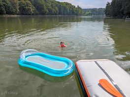 Er is geen stroming dus kinderen kunnen veilig dobberen op het water