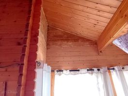 Hier is de foto van het ergste stuk schimmel dat er zat het huisje was ook niet waterproof