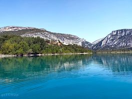 Lago dentro del camping