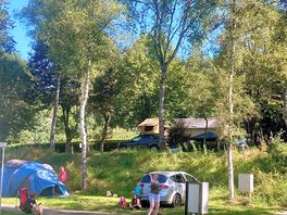 Arrière du camping près du ruisseau