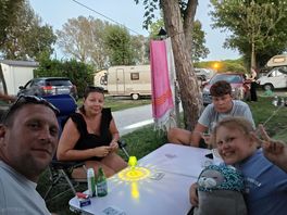 Famiglia la sera dentro il campeggio 🏕