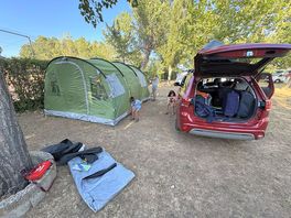 Acampando en camping regio, buen tamaño de parcelas, pero mas tierra que cesped o arbolado.