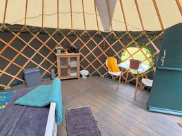 Photo review of the inside of the yurt