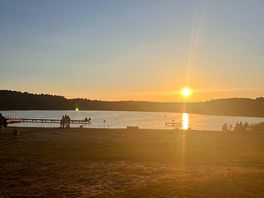 Wunderschöner sonnenuntergang über den weißen see
