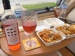 Wine 🍷 and food on site 👍.