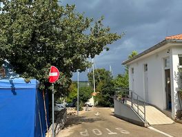 Strecke neben dem hauptgebäude