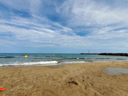 La plage non surveillée en face du camping