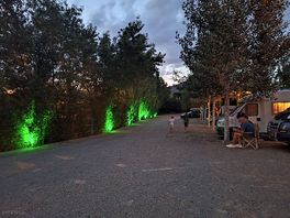 Sfeervol verlicht terrein