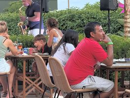På restauranten kan man spise ganske glimrende og den fredag var der livekoncert.