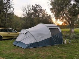 I n een hoekje van de camping valt de nacht.