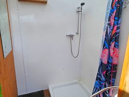 2 shower booths with shampoo and shower gel